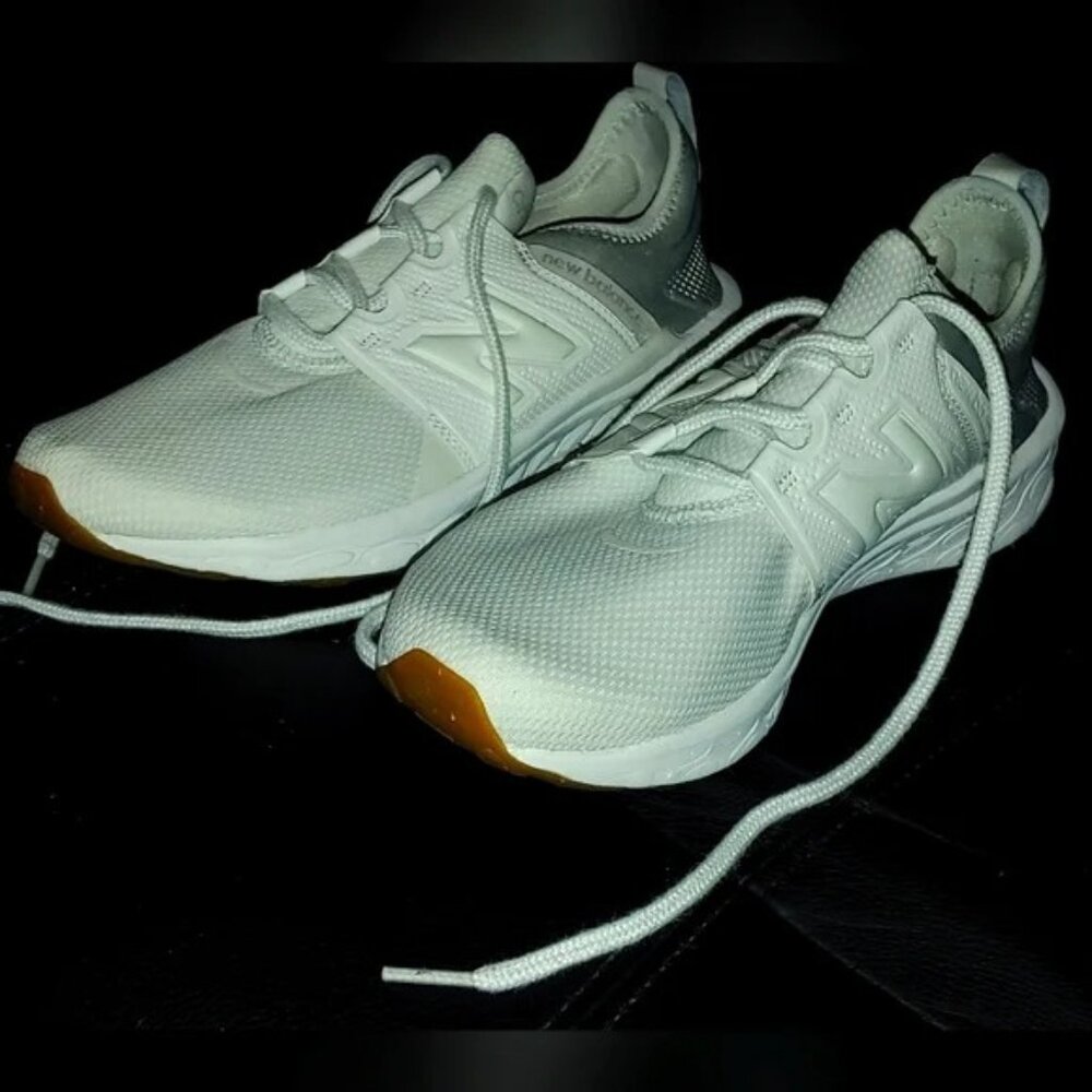WCRUZLY3 Size 9.5 New Balance Women's Sneakers Excellent Overall Condition